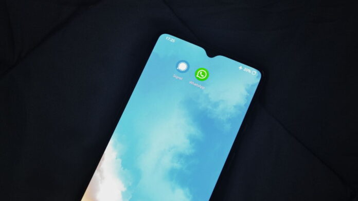 WhatsApp Working on a Revamped Dark Interface, Sidebar for Web Users