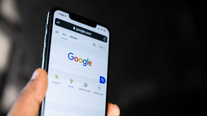 Google Reportedly Testing Auto Dark Mode for Websites on iPhone