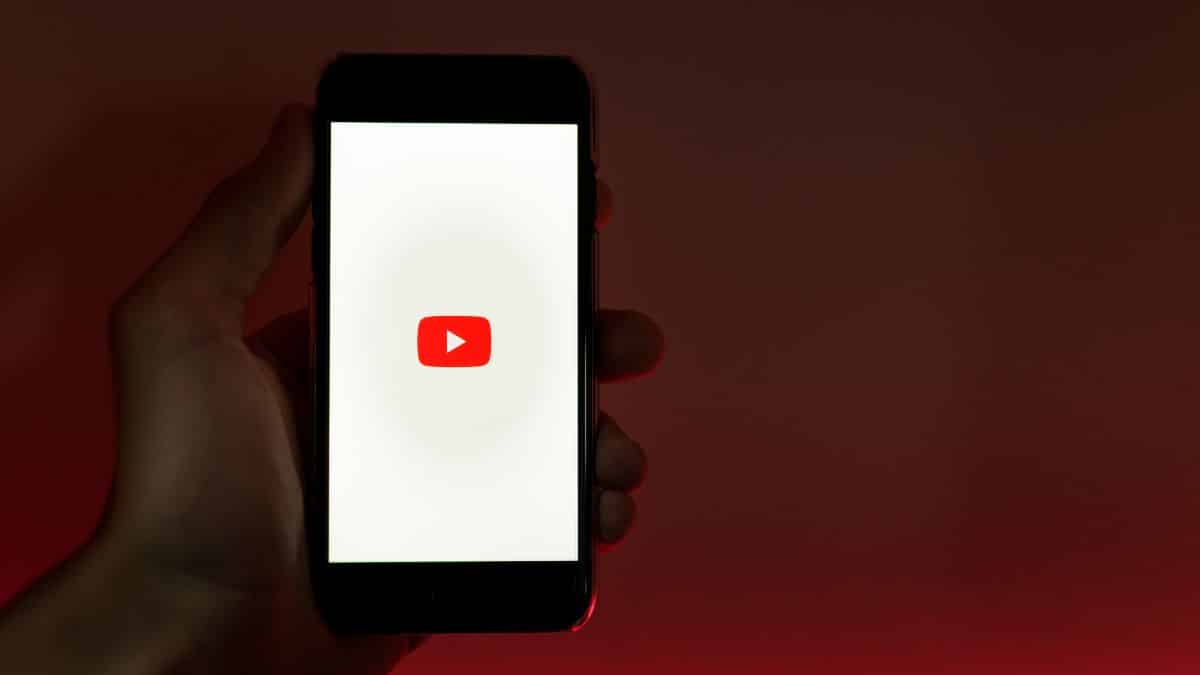 YouTube Tests AI-Powered Comment Topics Summariser Feature