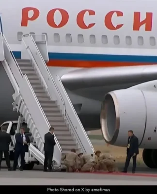 US Troops Kneel to Roll Out Red Carpet for Putin