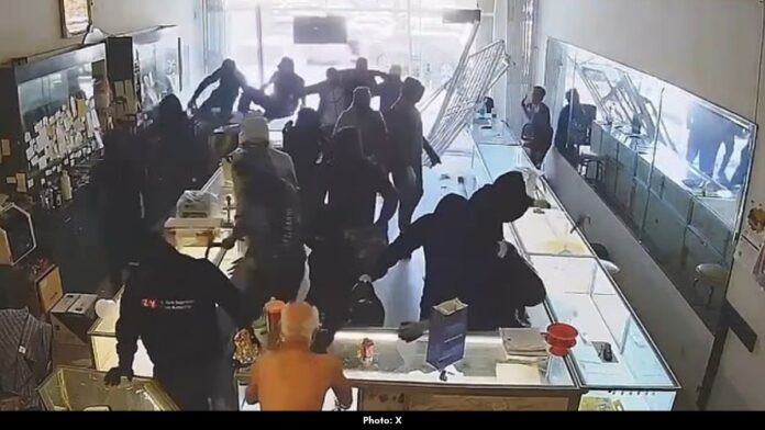 California Jewelry Store Robbery Caught on Camera