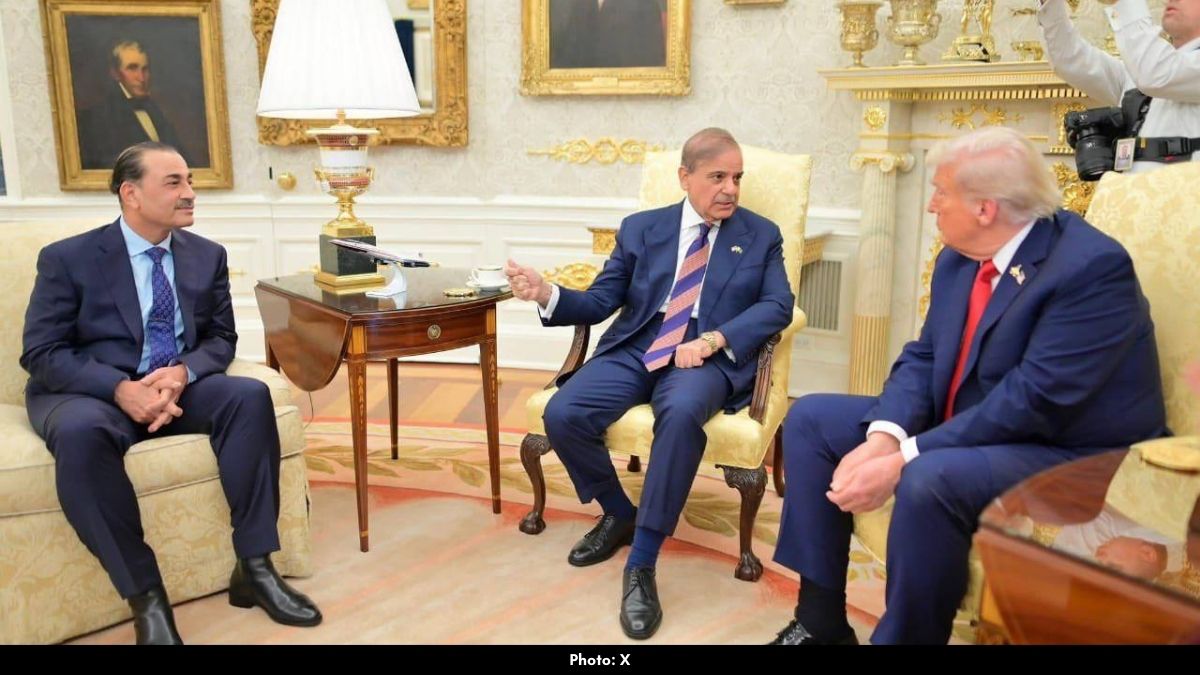 Donald Trump Hosts Pakistan PM, Army Chief at White House