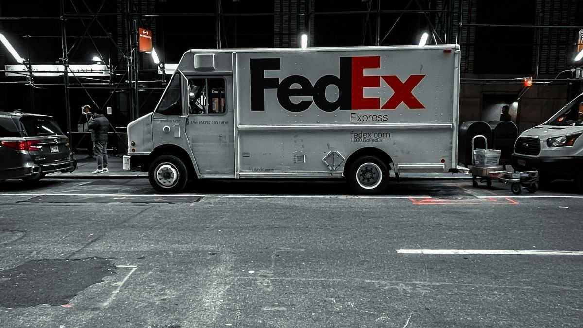 FedEx Faces Backlash Over H-1B Hiring Amid US Job Cuts